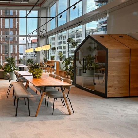 Cabine Treehouse au sein d’un espace moderne avec grande serre intérieure. - Treehouse