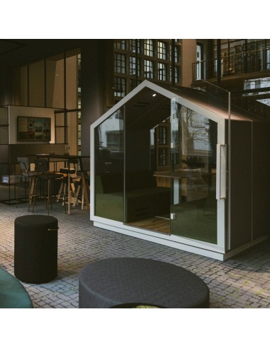 Cabine Treehouse vitrée installée dans un hall spacieux et moderne. - Treehouse