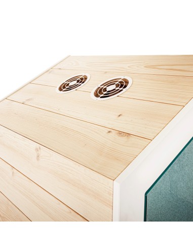 Détail du plateau bois de la cabine Treehouse avec prises intégrées. - Treehouse