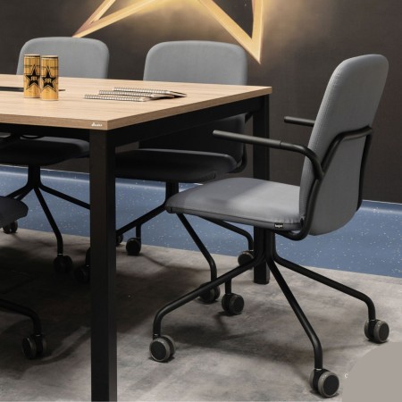 Chaise ergonomique Hens HS 4K1 H en usage autour d’une table de réunion