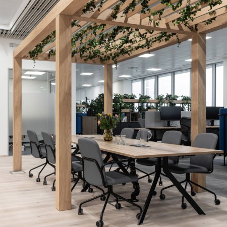 Chaise Hens HS 4K1 H tapissée en tissu gris dans une salle de conférence