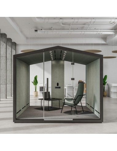 Cabine Treehouse spacieuse, équipée de fauteuils et éclairage intégré dans un espace industriel. - Treehouse