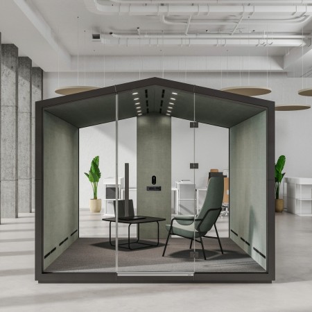 Cabine Treehouse spacieuse, équipée de fauteuils et éclairage intégré dans un espace industriel. - Treehouse