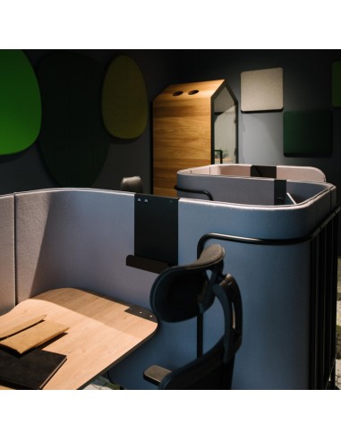 Scène immersive montrant un Leaf Pod utilisé dans un environnement tamisé, mettant en avant le confort et l’intimité. - Leaf Pod