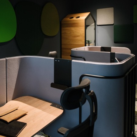 Scène immersive montrant un Leaf Pod utilisé dans un environnement tamisé, mettant en avant le confort et l’intimité. - Leaf Pod