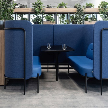 Configuration de sièges Fora formant une alcôve carrée avec table centrale pour réunions en petit comité. - Fora