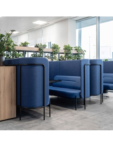 Alcôve Fora en tissu bleu avec banquettes profondes, formant un espace confortable pour échanges ou travail collaboratif. - Fora