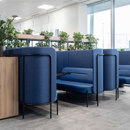 Alcôve Fora en tissu bleu avec banquettes profondes, formant un espace confortable pour échanges ou travail collaboratif. - Fora