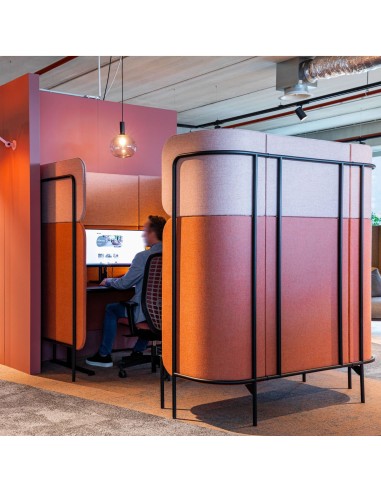 Modules Fora en teinte beige et rose créant des zones intimistes dans un espace de détente contemporain. - Fora