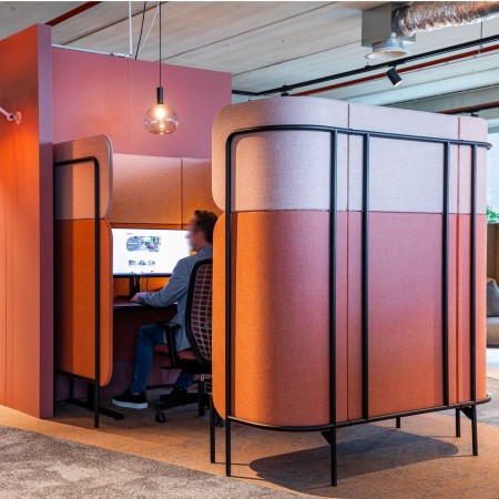 Modules Fora en teinte beige et rose créant des zones intimistes dans un espace de détente contemporain. - Fora