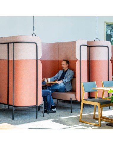 Alcôve Fora rose utilisée comme espace semi-privé pour le travail individuel dans un bureau moderne. - Fora