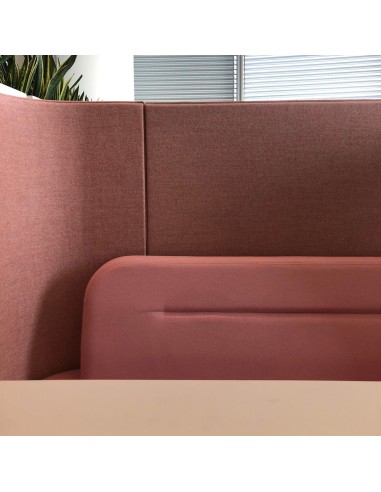Vue rapprochée d’une banquette Fora rose, montrant le tissu texturé et les courbes douces des dossiers. - Fora