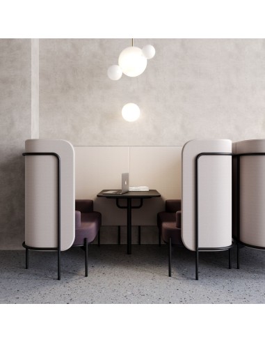 Espace élégant équipé de modules Fora beige et gris, associé à un éclairage suspendu pour des réunions confortables. - Fora