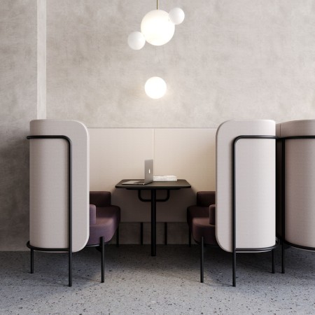 Espace élégant équipé de modules Fora beige et gris, associé à un éclairage suspendu pour des réunions confortables. - Fora