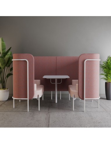 Alcôve Fora rose foncé avec table intégrée, utilisée comme espace de réunion dans un environnement cosy. - Fora