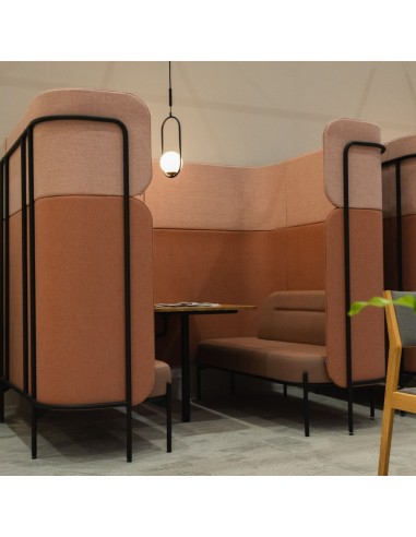 Module Fora avec banquettes arrondies et cloison haute, idéal pour créer un espace d’échange confidentiel. - Fora
