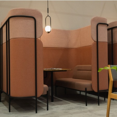 Module Fora avec banquettes arrondies et cloison haute, idéal pour créer un espace d’échange confidentiel. - Fora