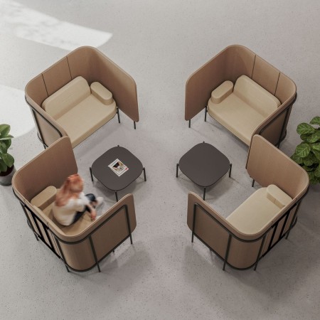 Fauteuils Fora beige et marron organisés autour de tables basses dans une disposition semi-ouverte. - Fora