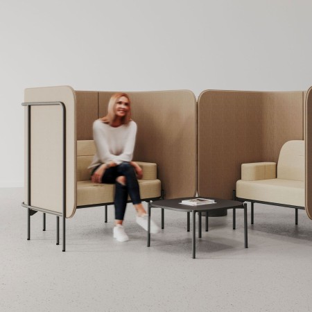 Espace lounge composé de modules Fora beige et marron, offrant un coin détente convivial. - Fora