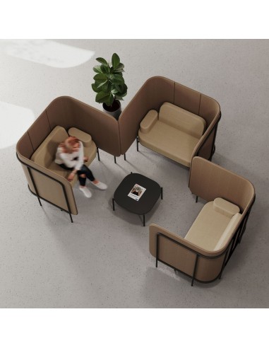 Fauteuils Fora oranges alignés dans un espace moderne avec cloison décorative rouge en arrière-plan. - Fora