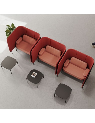 Configuration de fauteuils Fora rouges disposés en cercle autour de petites tables pour créer un espace collaboratif. - Fora