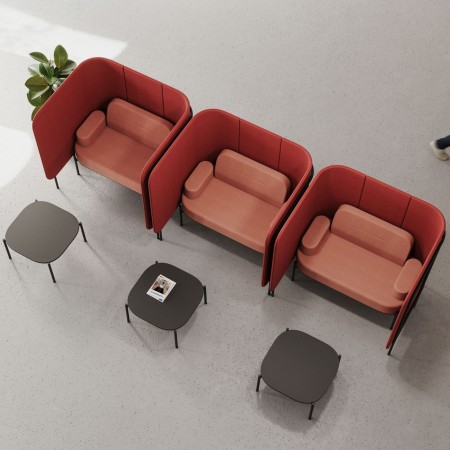 Configuration de fauteuils Fora rouges disposés en cercle autour de petites tables pour créer un espace collaboratif. - Fora