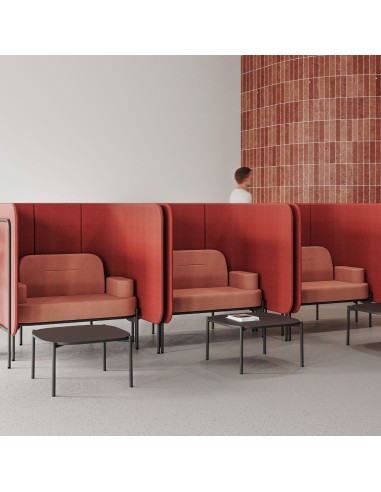 Disposition de plusieurs modules Fora marron formant une zone ouverte modulable avec assises et tables. - Fora