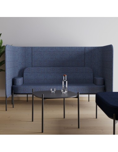 Banquette Fora bleu foncé utilisée pour créer un espace de réunion informel avec table centrale. - Fora