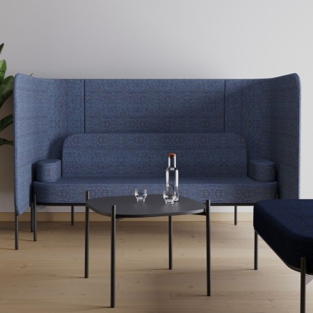 Banquette Fora bleu foncé utilisée pour créer un espace de réunion informel avec table centrale. - Fora