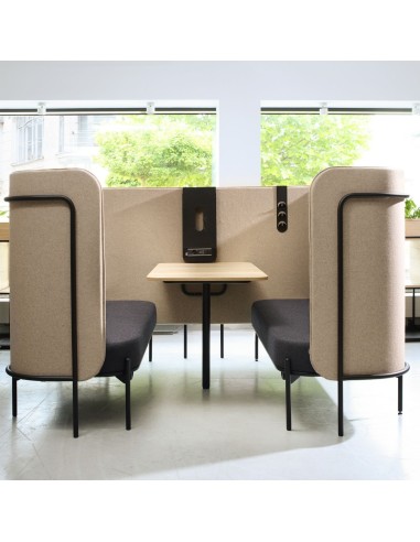 Espace collaboratif avec table centrale et accessoires Leaf Pod intégrés aux panneaux muraux.