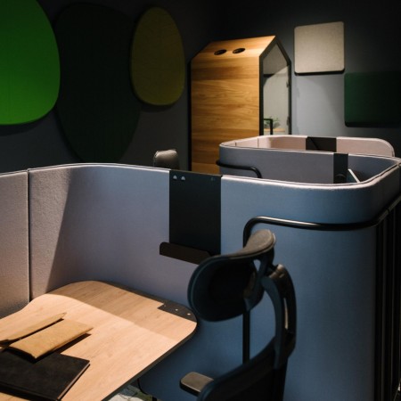 Support mural en métal installé sur une cloison, servant de base pour divers accessoires fonctionnels. - Accessoires 2