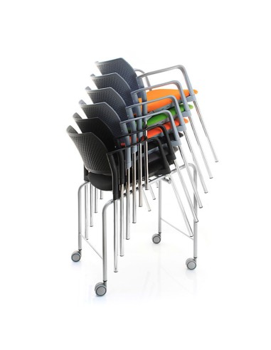 Chaises Kyos empilées pour entreprises et salle de formation