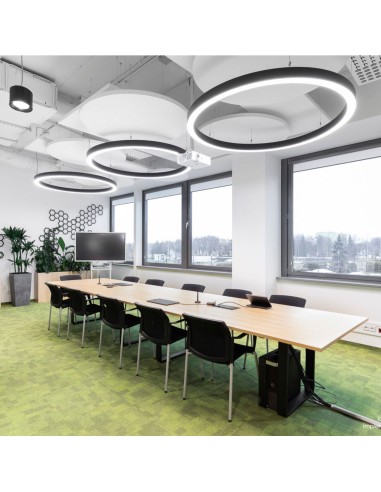 Salle de réunion avec chaises Kyos noires avec dossier en maille