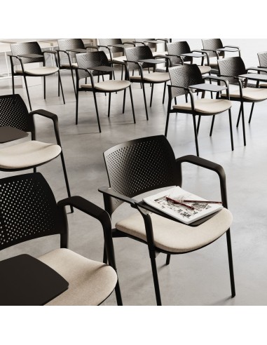 Utilisation de la chaise Kyos KY 220 dans un espace d’accueil professionnel