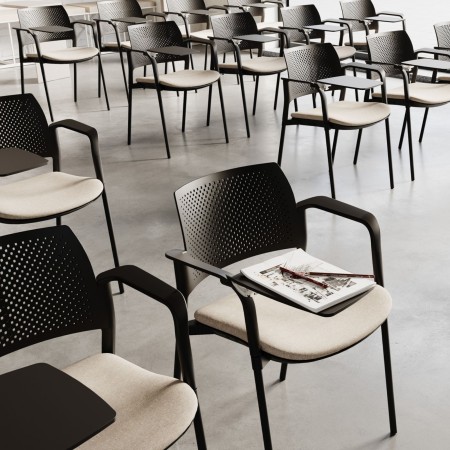 Utilisation de la chaise Kyos KY 220 dans un espace d’accueil professionnel