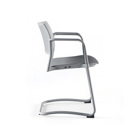 Vue latérale de la chaise de conférence KY 230 avec piétement traîneau chromé