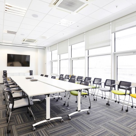 Chaises Kyos sur roulettes utilisées dans un espace collaboratif, solution flexible pour coworking et salles de réunion