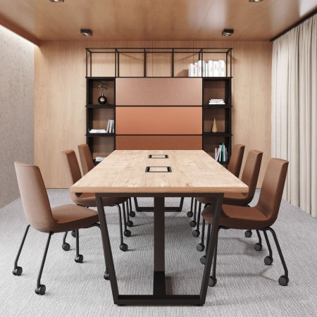 salle de réunion équipée de chaises Lumi LM 241 sur roulettes brunes