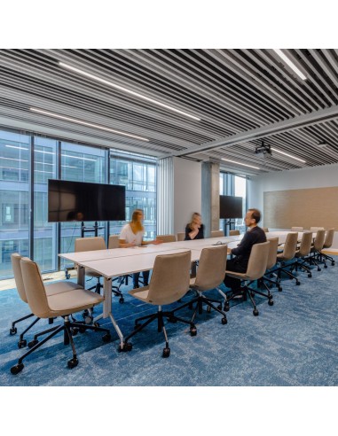 Chaises de réunion pivotantes Lumi LM 5R1 dans une grande salle de conférence moderne