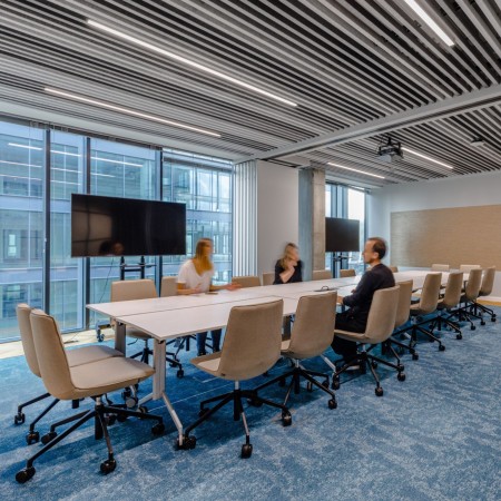 Chaises de réunion pivotantes Lumi LM 5R1 dans une grande salle de conférence moderne