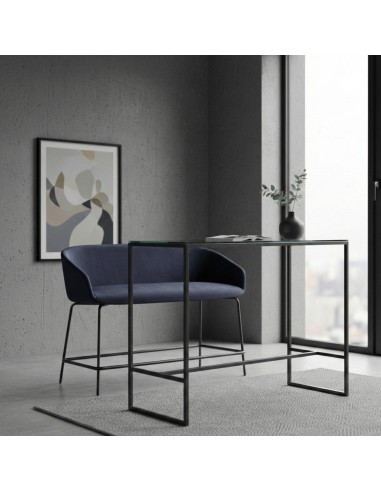 Une banquette tapissée Ox:co au design élégant, présentée dans un intérieur contemporain avec table haute en métal