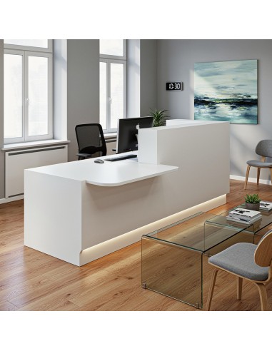 Meuble de réception blanc dans un espace d'accueil lumineux