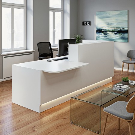 Meuble de réception blanc dans un espace d'accueil lumineux