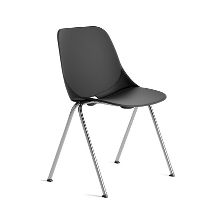 Chaise Eggo EG 215 noire avec piétement chromé – vue en angle