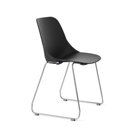 Chaise Eggo EG 271 noire – vue de 34 avec piètement luge chromé