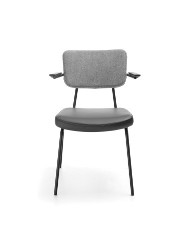 Chaise Epocc EP 220 sur fond blanc – structure noire avec accoudoirs de face