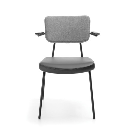 Chaise Epocc EP 220 sur fond blanc – structure noire avec accoudoirs de face