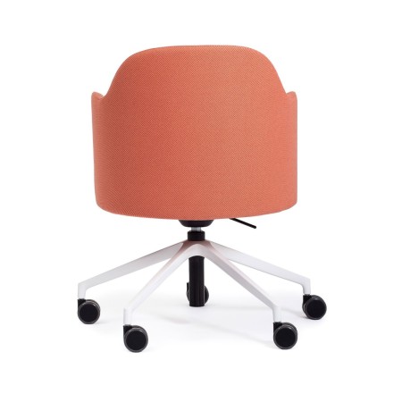 Vue de derrière de la chaise Flos – accoudoirs et assise large