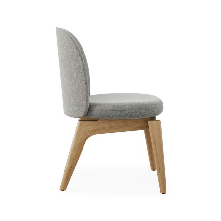Vue latérale de la chaise Flos FSW K 721 en finition chêne clair