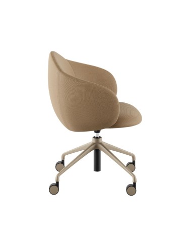 Vue de profil de la chaise Volta, mettant en avant sa ligne douce et son confort, associée à un piètement mobile robuste – Volta